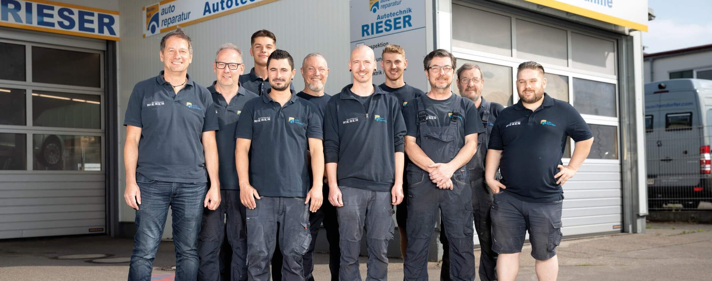Das Team bei Autotechnik Rieser Kfz-Werkstatt und Lackierzentrum in Friedrichshafen
